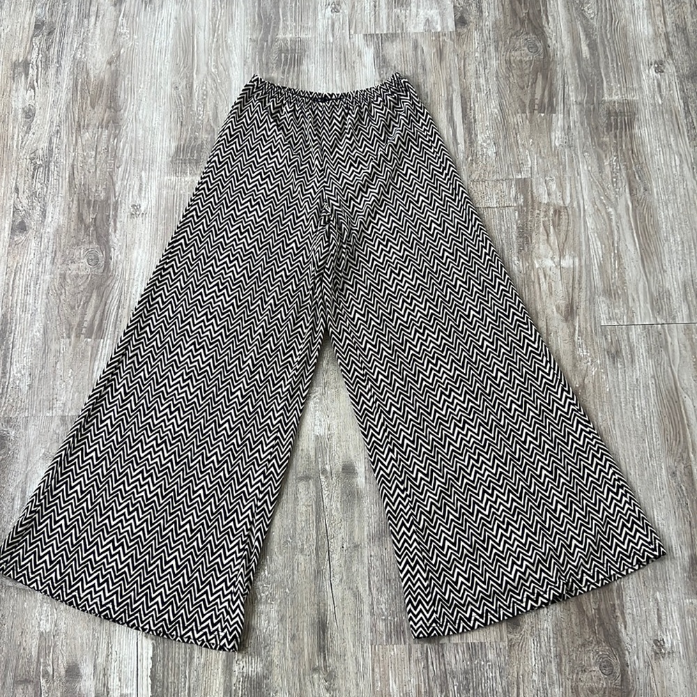 Wide leg, high waisted, chevron print pants